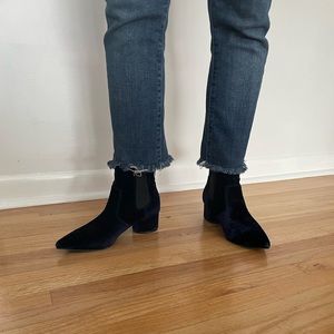 KENDALL & KYLIE royal blue velvet ankle boots in a womens size 5